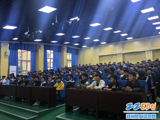 3学生聚精会神听讲 3学生聚精会神听讲