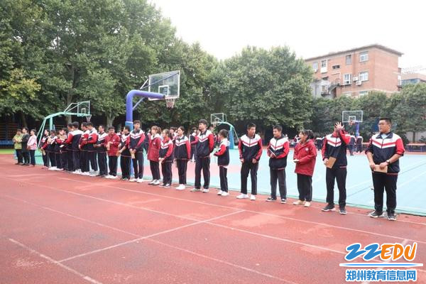 师生代表排队等候捐款 师生代表排队等候捐款