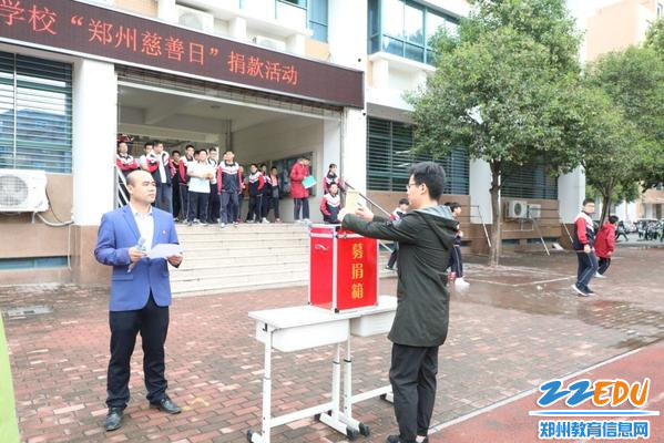 教师代表将善款投进募捐箱 教师代表将善款投进募捐箱