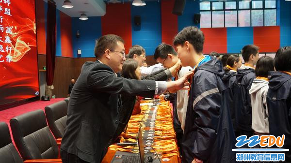 校领导为学生颁发佩戴奖牌 校领导为学生颁发佩戴奖牌