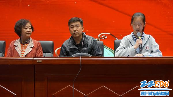 学生代表徐嘉艺发言 学生代表徐嘉艺发言