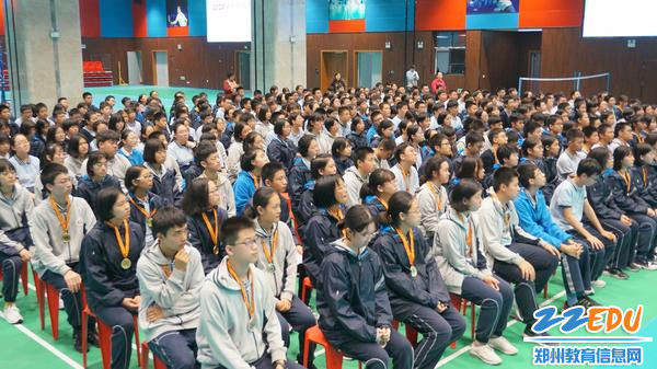 参会学生认真听讲 参会学生认真听讲