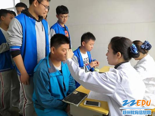 检查眼睛 检查眼睛