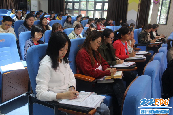 教师们认真聆听记录 (2)_调整大小 教师们认真聆听记录 (2)_调整大小