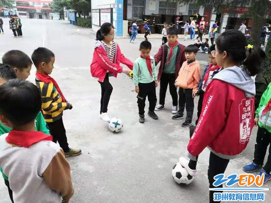 足球社团孩子们在练习传球