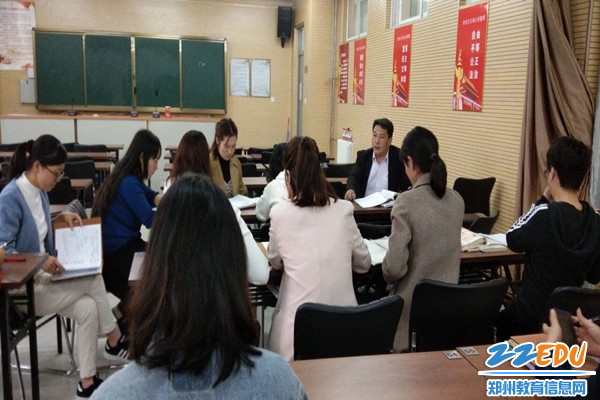 5.关校长带领数学组教师集体评课 5.关校长带领数学组教师集体评课