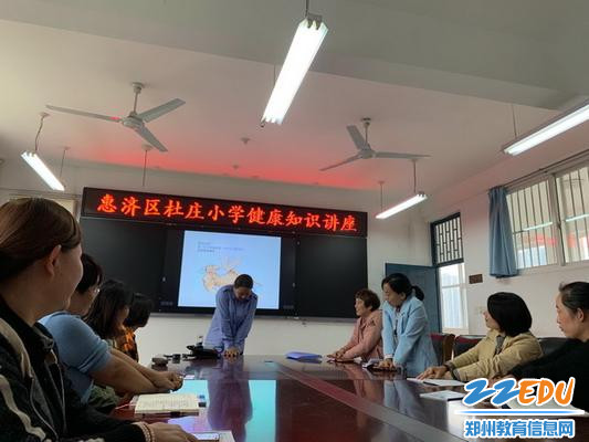 教师们认真模仿学习_调整大小 教师们认真模仿学习_调整大小