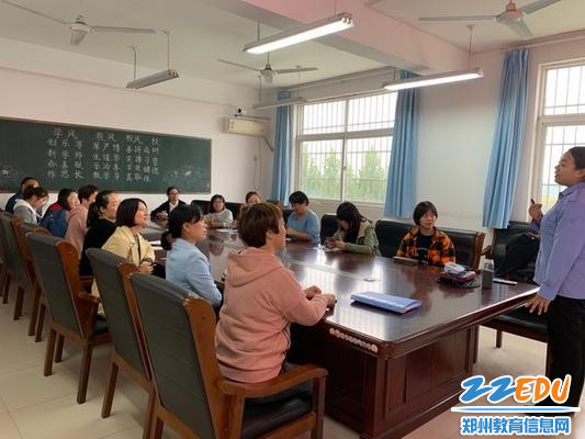 教师们认真学习中_调整大小 教师们认真学习中_调整大小