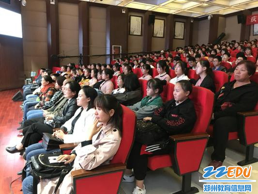 认真听会的家长和同学 认真听会的家长和同学