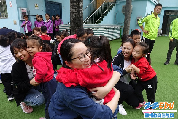 亲子互动温馨一刻 亲子互动温馨一刻