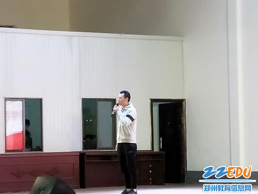 郑州八中团委书记黄晓杰在开营上阐释四点要求 - 副本 郑州八中团委书记黄晓杰在开营上阐释四点要求 - 副本