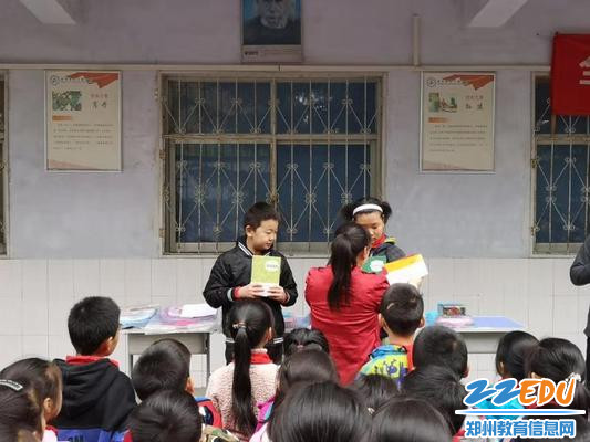 王莉芳老师为在诗词大会表现突出的同学发放奖品