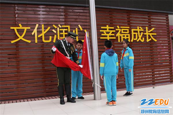 耐心为学生讲解升旗规范动作 耐心为学生讲解升旗规范动作