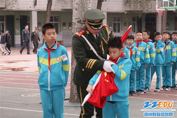 手把手教学生如何执旗 手把手教学生如何执旗