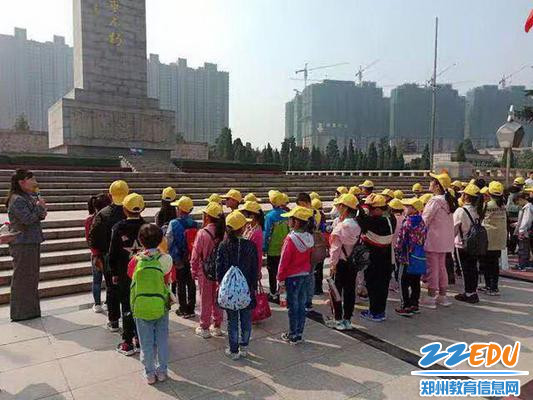 10.13 听老师讲解革命故事_调整大小 10.13 听老师讲解革命故事_调整大小