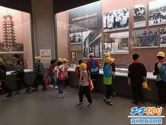 10.13 薛岗小学瞻仰英烈纪念馆_调整大小 10.13 薛岗小学瞻仰英烈纪念馆_调整大小