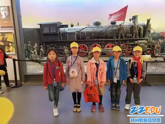 10.13 薛岗小学学生在英烈纪念馆合影_调整大小 10.13 薛岗小学学生在英烈纪念馆合影_调整大小