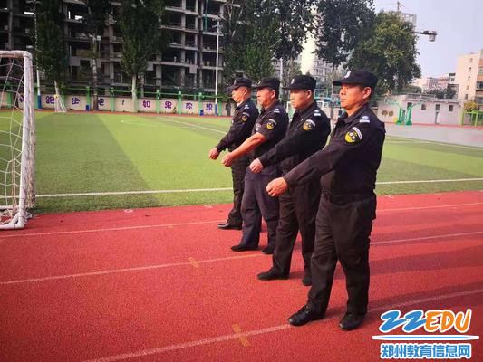 1郑州31·103中学对学校保安进行培训