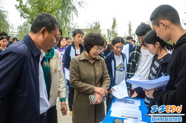 韦艳春校长、张继波副校长查看社团招新情况 韦艳春校长、张继波副校长查看社团招新情况