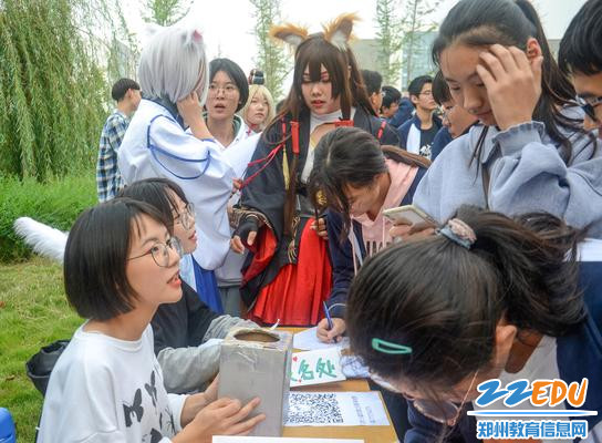 同学们踊跃填写报名表 同学们踊跃填写报名表