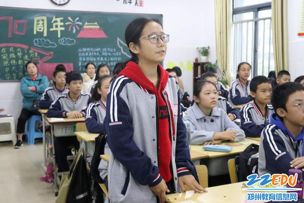 同学们积极回答问题,课堂气氛融洽 同学们积极回答问题,课堂气氛融洽