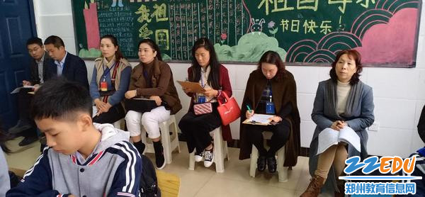 45中校领导和家长们共同听课 45中校领导和家长们共同听课