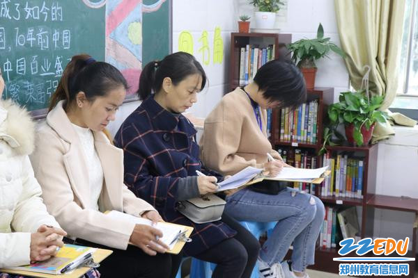 家长们在认真听课并做记录 家长们在认真听课并做记录