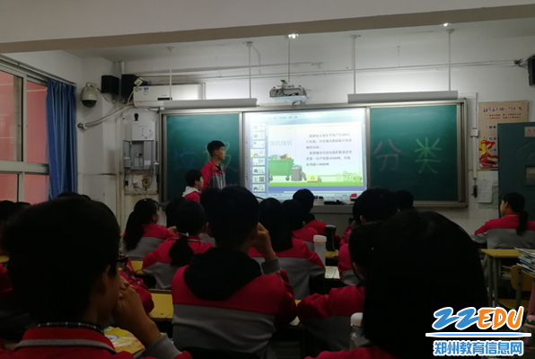 学生代表讲解垃圾分类现状 学生代表讲解垃圾分类现状