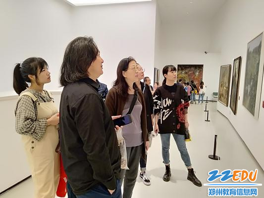 于川美参观画展