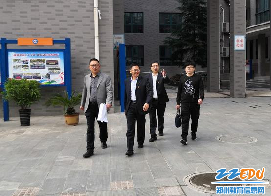 河南省文明校园考评组进行实地考察 河南省文明校园考评组进行实地考察