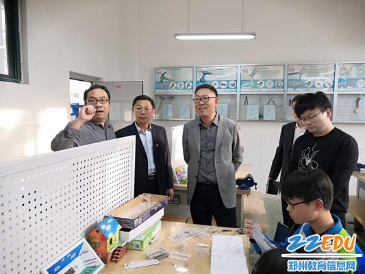 检查组对学校工作进行指导 检查组对学校工作进行指导