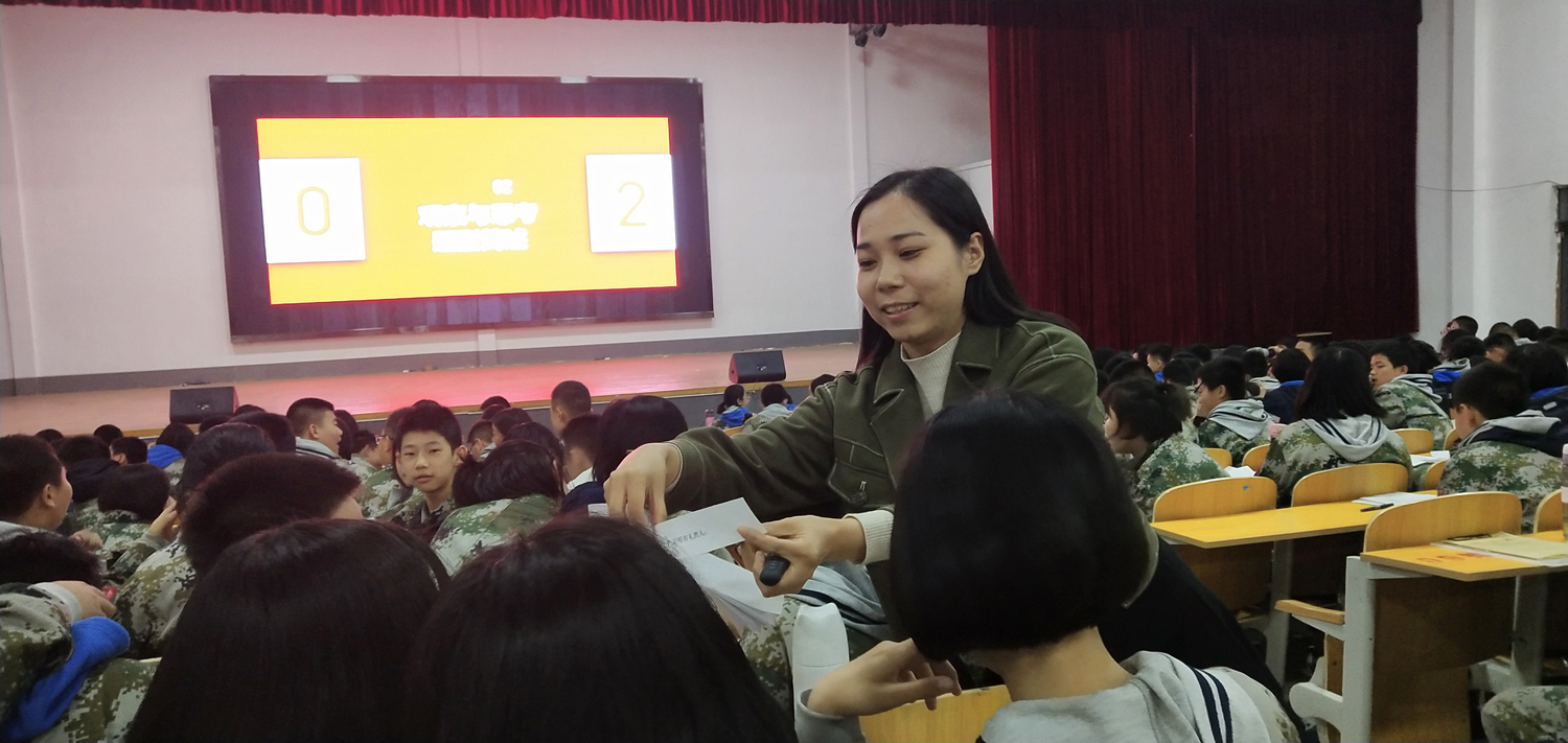 郑雅文老师在讲座中与学生亲密互动