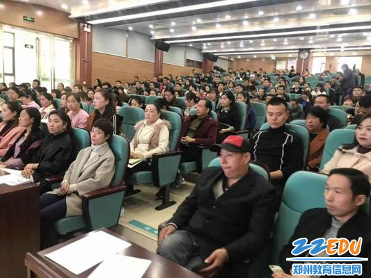 家长认真听讲座 家长认真听讲座