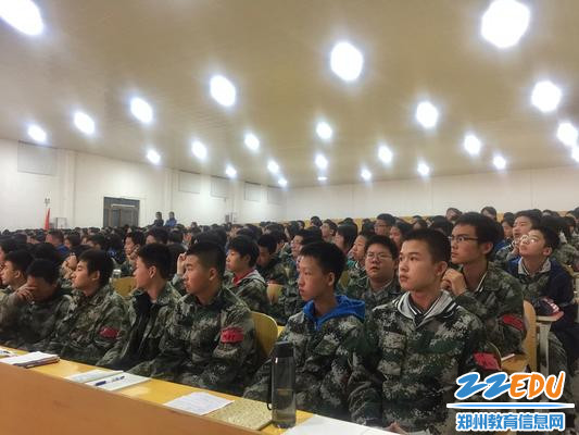 3.学生们听得津津有味 - 副本 3.学生们听得津津有味 - 副本