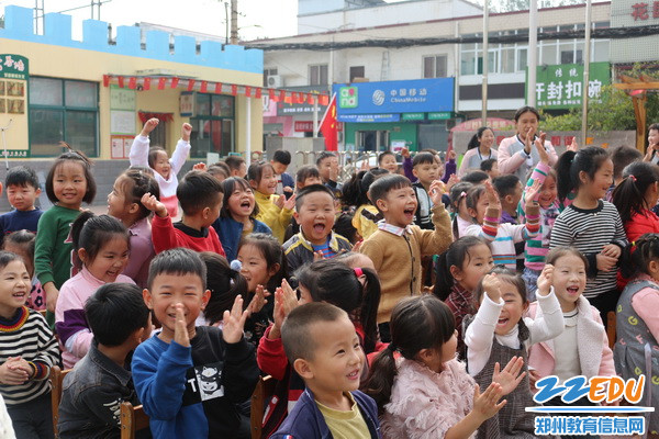 为老师们加油的孩子_调整大小 为老师们加油的孩子_调整大小