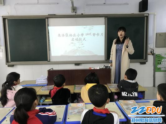 李彩宏老师为学生讲解疯狂背书月活动_调整大小