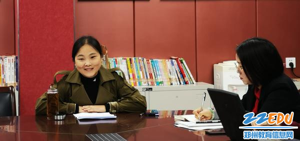 郑州八中教务处主任雷炀向青年教师谆谆教诲 郑州八中教务处主任雷炀向青年教师谆谆教诲