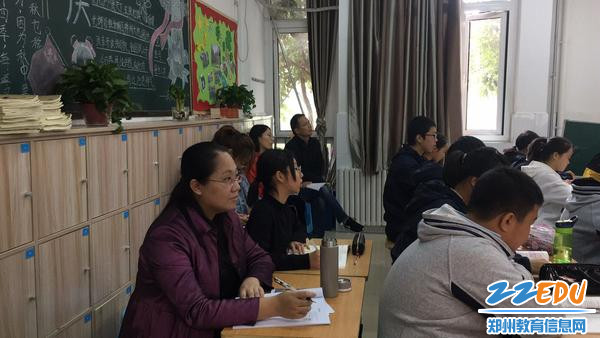 教研员和老师们进班听课 教研员和老师们进班听课