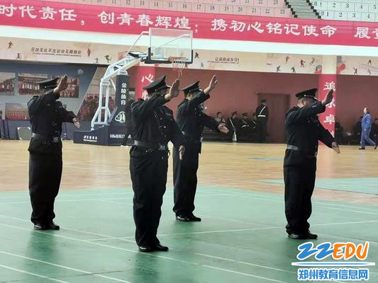 郑州11中保安代表队演示车辆疏导