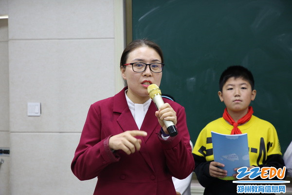 图为河南脑科学教育研究院终身研究员李红为大家讲学科速读_调整大小 图为河南脑科学教育研究院终身研究员李红为大家讲学科速读_调整大小