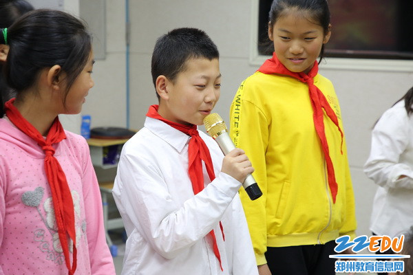 图为学生正在分享训练感受_调整大小 图为学生正在分享训练感受_调整大小