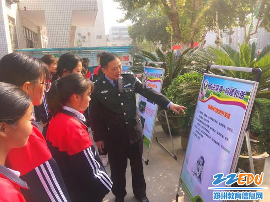 警官为同学们讲解戒毒知识 警官为同学们讲解戒毒知识