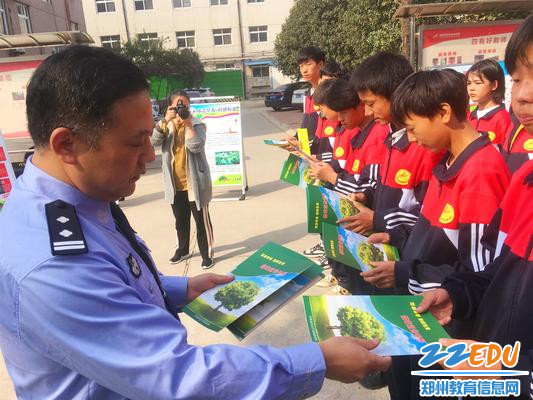 分发禁毒手册 分发禁毒手册