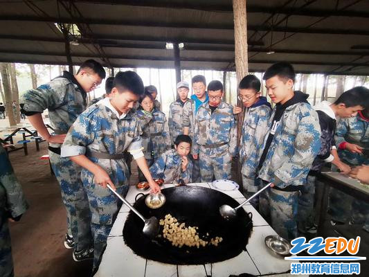 “厨神”大展身手 “厨神”大展身手