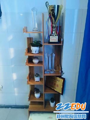 班级一角——雅致的奖杯架 班级一角——雅致的奖杯架