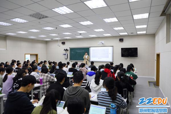 郑州市第五教研共同体政治学科教研活动在郑州12中录播教室举行