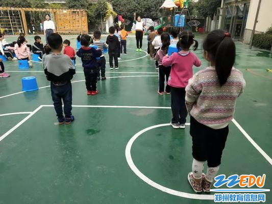 3.幼儿在老师的手势下有序地排练变换队形_调整大小 3.幼儿在老师的手势下有序地排练变换队形_调整大小