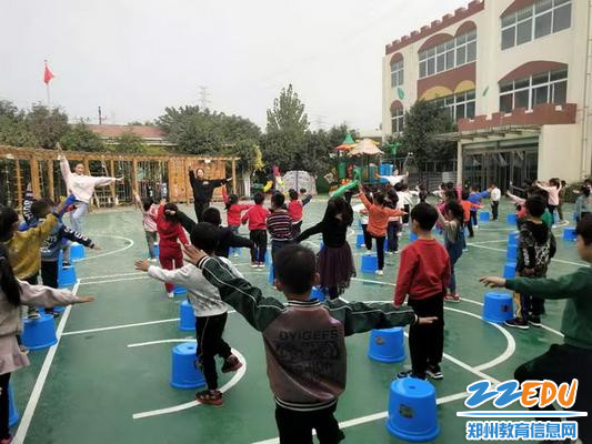 4.老师们一个动作一个动作地镜面示范给孩子们做_调整大小 4.老师们一个动作一个动作地镜面示范给孩子们做_调整大小