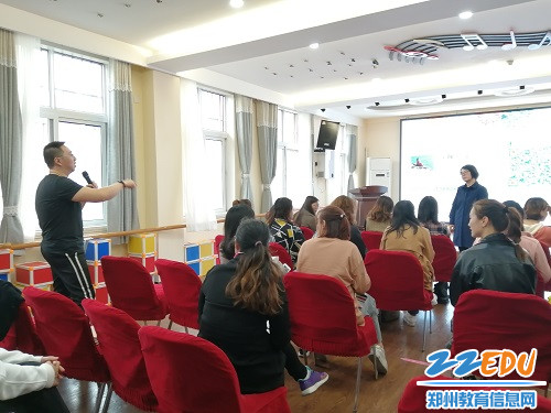 家长和郑老师倾心交流育儿的日常经验。 家长和郑老师倾心交流育儿的日常经验。