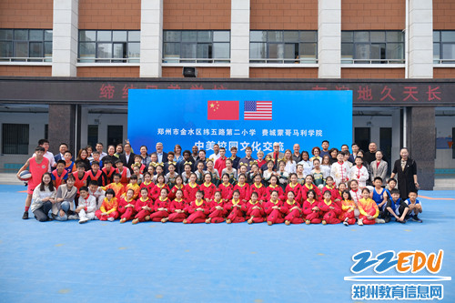 中美双方学校师生合影留念 中美双方学校师生合影留念